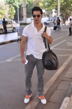 Varun Dhawan leave for charity match in Delhi Airport on 30th March 2013 (41).JPG